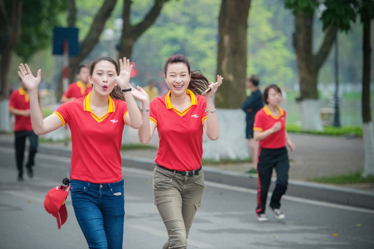 Hoa hau Ky Duyen dep rang ngoi trong Ngay chay Olympic-Hinh-10